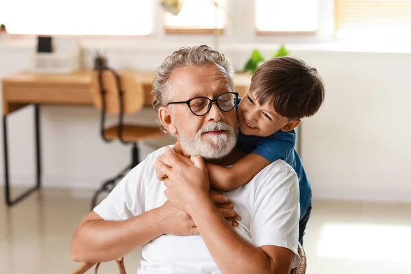 Menino Abraçando Seu Avô Casa — Fotografia de Stock