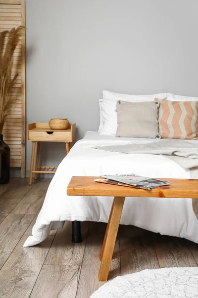 Bed Met Houten Bank Het Interieur Van Moderne Slaapkamer — Stockfoto