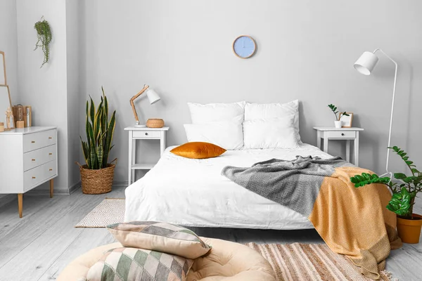 Interieur Van Lichte Kamer Met Comfortabel Bed — Stockfoto