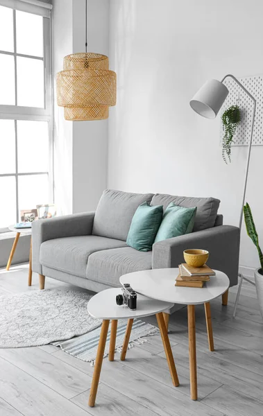 Interior Del Salón Luminoso Con Sofá Gris Mesas — Foto de Stock