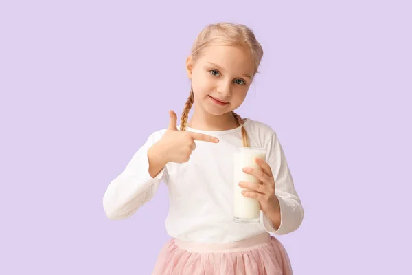 Nettes Kleines Mädchen Zeigt Auf Glas Milch Auf Fliederfarbenem Hintergrund — Stockfoto