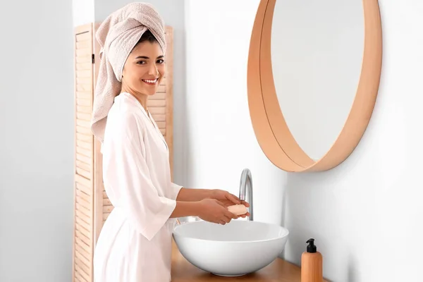 Mooie Jonge Vrouw Wassen Handen Badkamer — Stockfoto