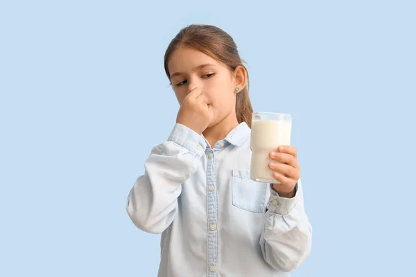 Menina Com Intolerância Lactose Fundo Cor — Fotografia de Stock