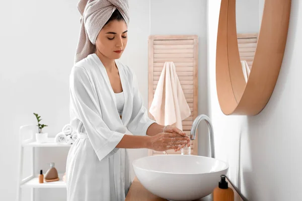 Mooie Jonge Vrouw Wassen Handen Badkamer — Stockfoto