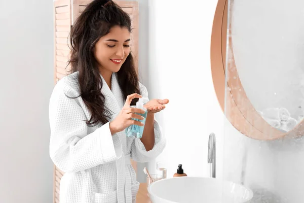 Mooie Jonge Vrouw Wassen Handen Badkamer — Stockfoto