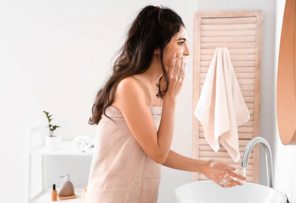 Matin Belle Jeune Femme Qui Lave Visage Dans Salle Bain — Photo