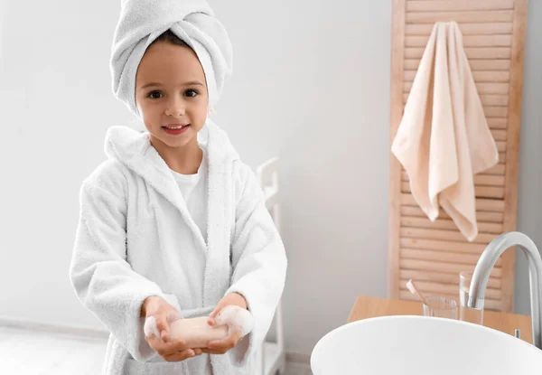 Nettes Kleines Mädchen Beim Händewaschen Badezimmer — Stockfoto