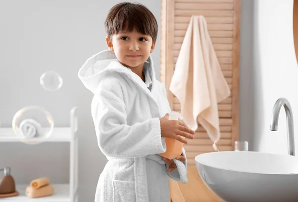 Schattige Kleine Jongen Wassen Handen Badkamer — Stockfoto