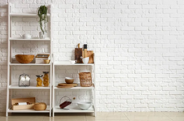 Modernas Estanterías Con Utensilios Cocina Cerca Pared Ladrillo Blanco — Foto de Stock