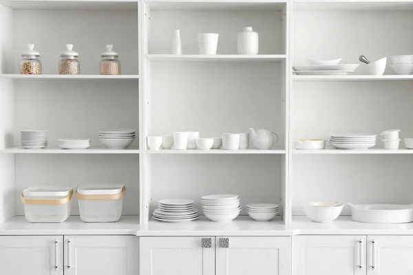 Mutfakta Temiz Tabaklar Olan Raf Ünitesi — Stok fotoğraf