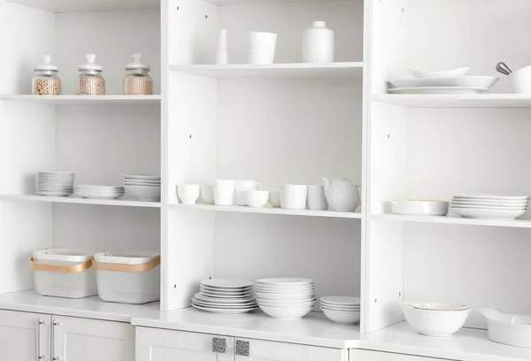 Mutfakta Temiz Tabaklar Olan Raf Ünitesi — Stok fotoğraf