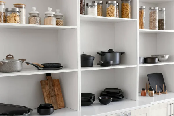 Unidade Prateleira Com Conjunto Pratos Limpos Cozinha — Fotografia de Stock