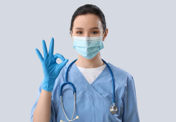 Retrato Doctora Mostrando Sobre Fondo Gris — Foto de Stock