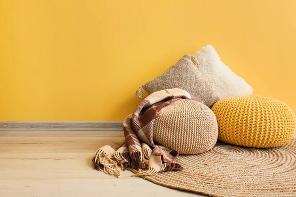 Modern Poufs Pillows Color Wall Room — Stock Photo, Image