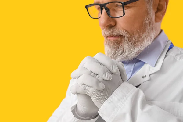 Sarı Arka Planda Gözlüklü Yetişkin Erkek Doktor Yakın Plan — Stok fotoğraf