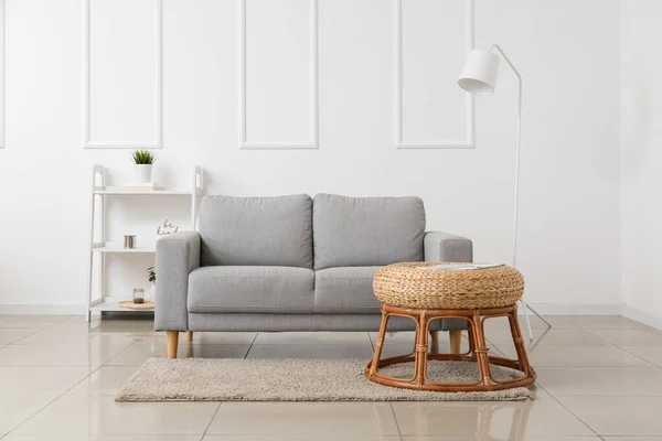 Interior Moderna Sala Estar Con Elegante Sofá Mesa —  Fotos de Stock