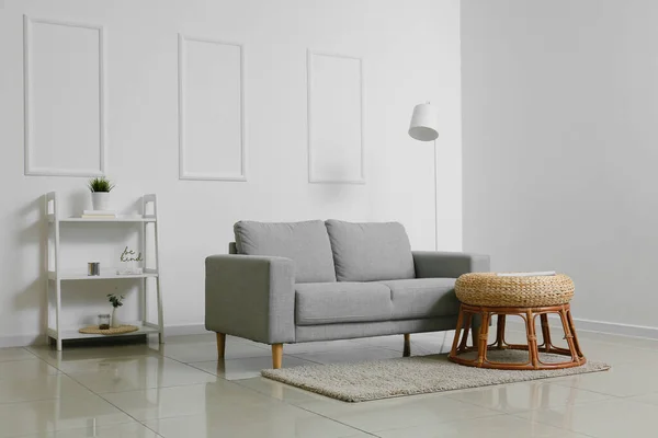 Interieur Eines Modernen Wohnzimmers Mit Stilvollem Sofa Und Tisch — Stockfoto