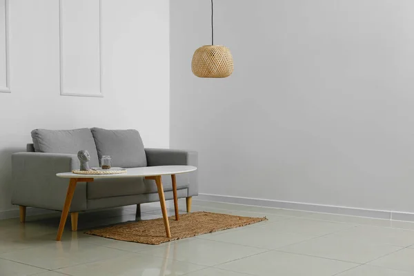 Interieur Eines Modernen Hellen Wohnzimmers Mit Stilvollem Sofa Und Lampe — Stockfoto