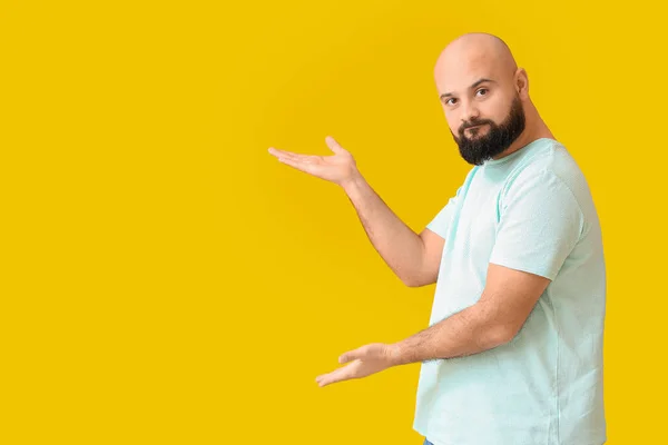 Portrait Handsome Bald Man Showing Something Yellow Background — Stock Photo, Image