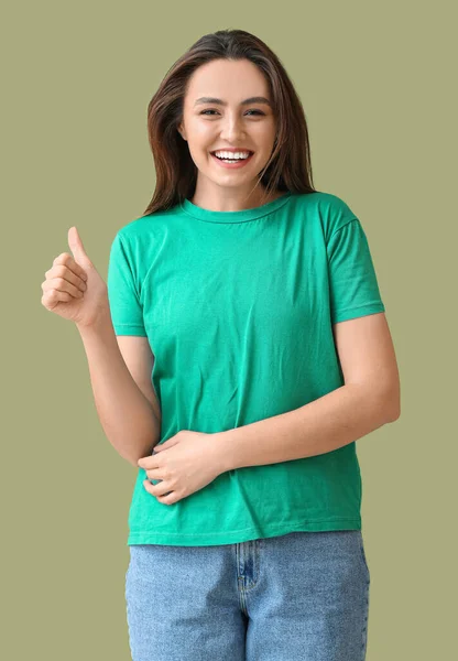 Vacker Leende Ung Kvinna Visar Tummen Upp Grön Bakgrund — Stockfoto
