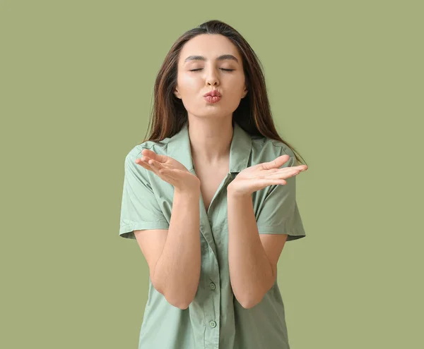 Hermosa Mujer Joven Soplando Beso Sobre Fondo Verde — Foto de Stock