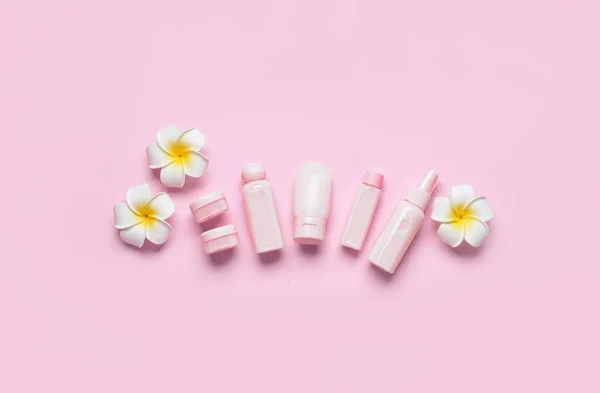 Cestovní Láhve Sklenice Kosmetickými Výrobky Květiny Růžovém Pozadí — Stock fotografie