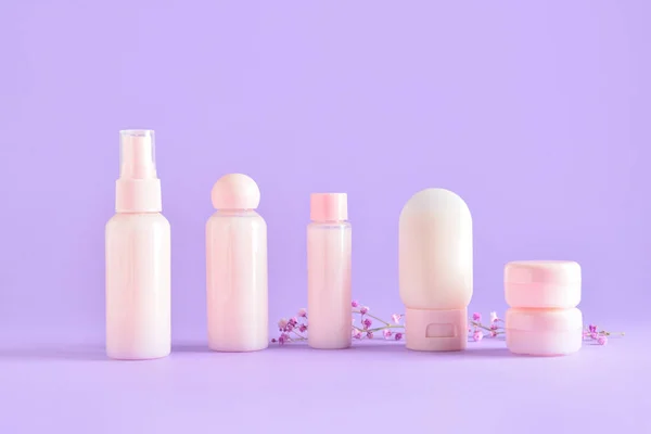 Travel Bottles Jars Cosmetic Products Purple Background — Stock Photo, Image
