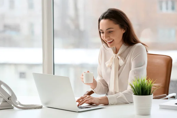 Young Secretary Drinking Coffee While Working Laptop Office — Stock Photo, Image
