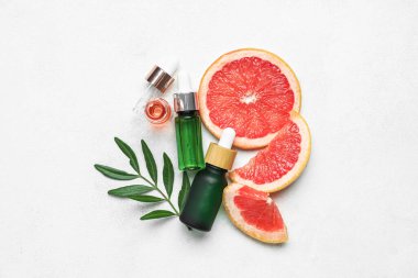 Hafif arkaplanda greyfurt yağı şişeleri