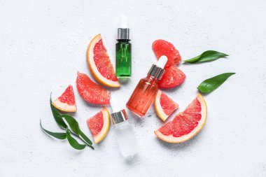 Hafif arkaplanda greyfurt yağı şişeleri