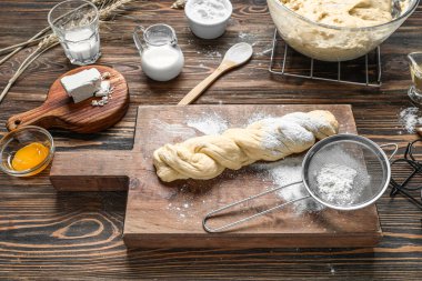 Tahta zemin üzerinde İtalyan Paskalya ekmeği hazırlama