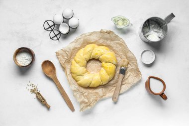 Hafif arkaplanda pişmemiş İtalyan Paskalya ekmeği