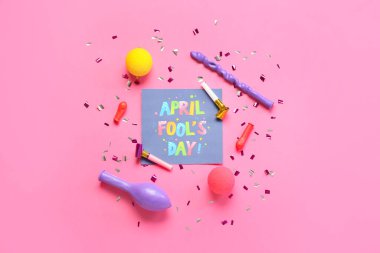 Pembe arkaplanda AYIL HAPİRALIK GÜNÜ yazılı parti dekorasyonu ve kartı