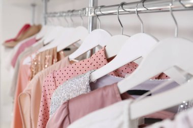 Mezuniyet balosu için güzel elbiseler mağazada, yakın plan