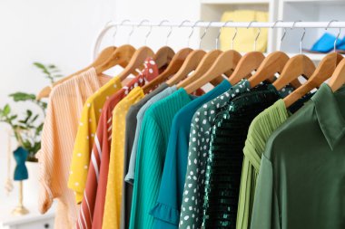 Dükkanda modern kıyafetlerle doldur.