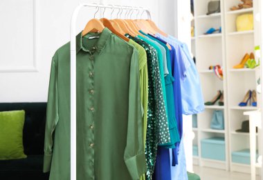 Dükkanda modern kıyafetlerle doldur.