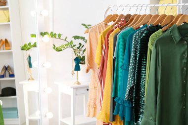 Dükkanda modern kıyafetlerle doldur.