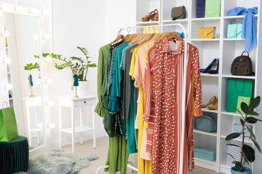 Dükkanda modern kıyafetlerle doldur.