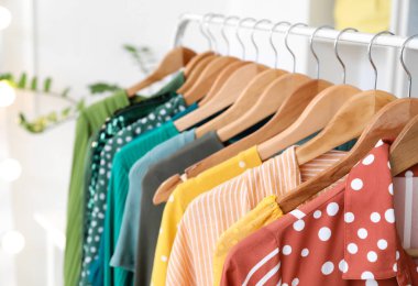 Mağazada modern kıyafetlerle doldur, yakın çekim.