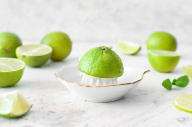 Açık arkaplanda seramik sıkacağı ve limon sıkacağı