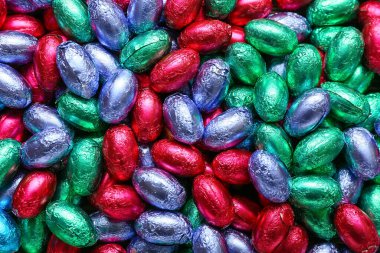 Arka plan olarak mini çikolatalı Paskalya yumurtaları, yakın plan.