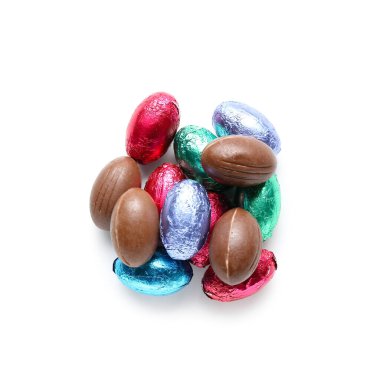 Beyaz arka planda bir yığın çikolata Paskalya yumurtası