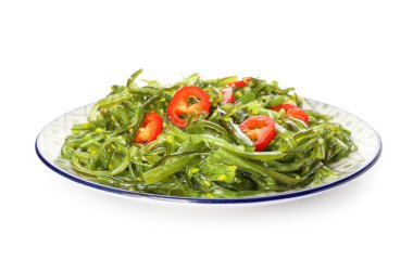 Beyaz arka planda sağlıklı yosun salatası tabağı