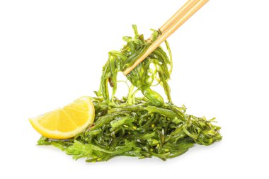 Beyaz arka planda sağlıklı yosun salatası ve çubuklar.