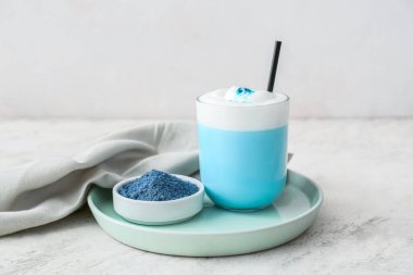 Bir bardak mavi kibrit çay ve arkaplanda barut.