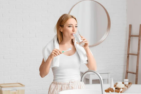 Güzel Olgun Bir Kadın Banyoda Dişlerini Fırçalıyor — Stok fotoğraf