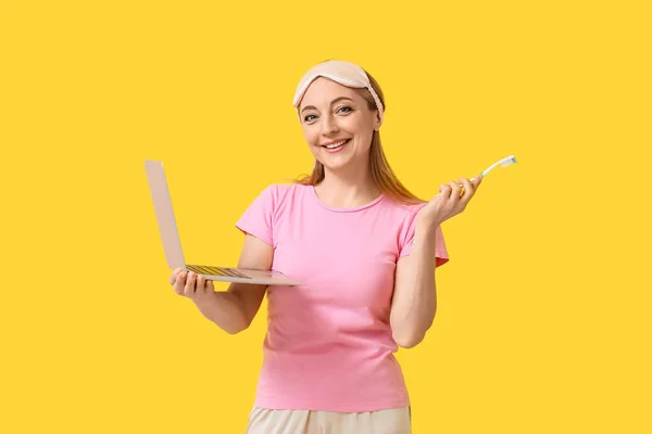 Hermosa Mujer Madura Con Portátil Cepillarse Los Dientes Sobre Fondo — Foto de Stock