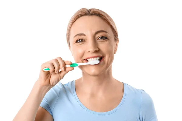 Schöne Reife Frau Beim Zähneputzen Auf Weißem Hintergrund — Stockfoto