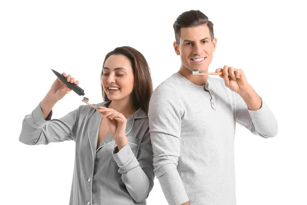 Junges Paar Mit Holzkohle Zahnpasta Isoliert Auf Weiß — Stockfoto