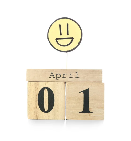 木製のキューブカレンダーと白い背景に笑顔 四月の愚か者の日 — ストック写真